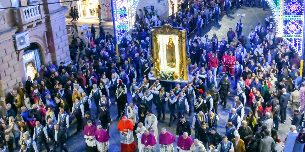 Un Bagno Di Folla A Crotone Per L Effige Della Madonna Di Capocolonna