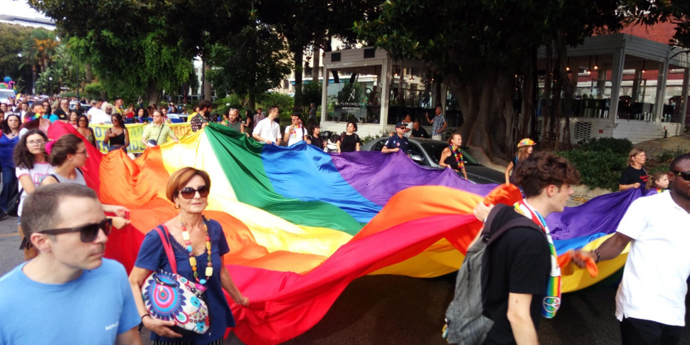 Colori e festa per il Pride a Reggio Calabria più di duemila in corteo