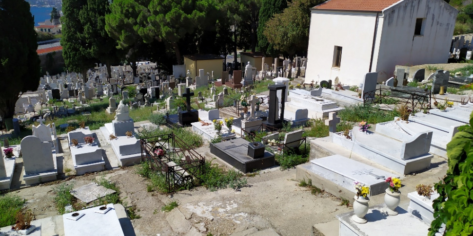 Viaggio Nell Incuria Dei Cimiteri Di Messina Degrado E Sporcizia Da