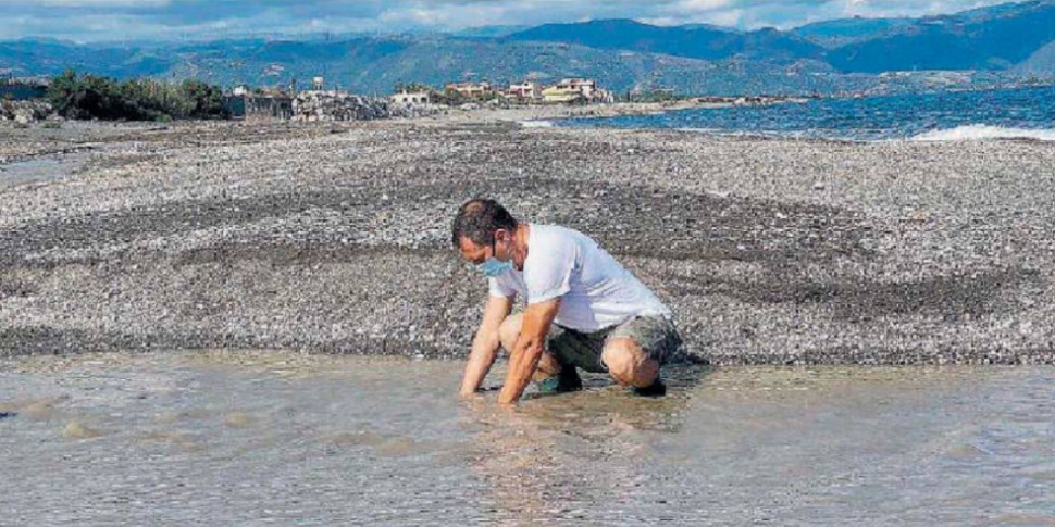 Barcellona allarme alla foce del torrente Patrì acque piene di