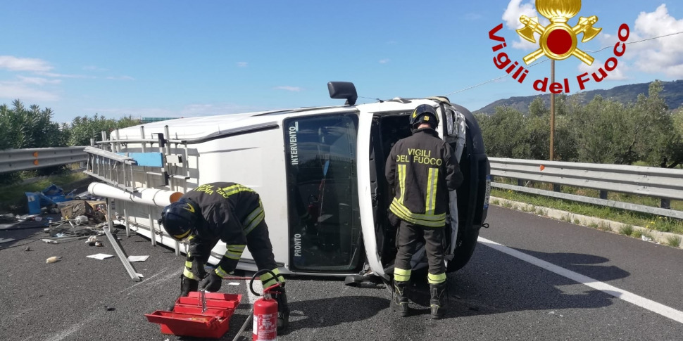 Furgone Si Ribalta In Autostrada A Lamezia Ferito Il Conducente