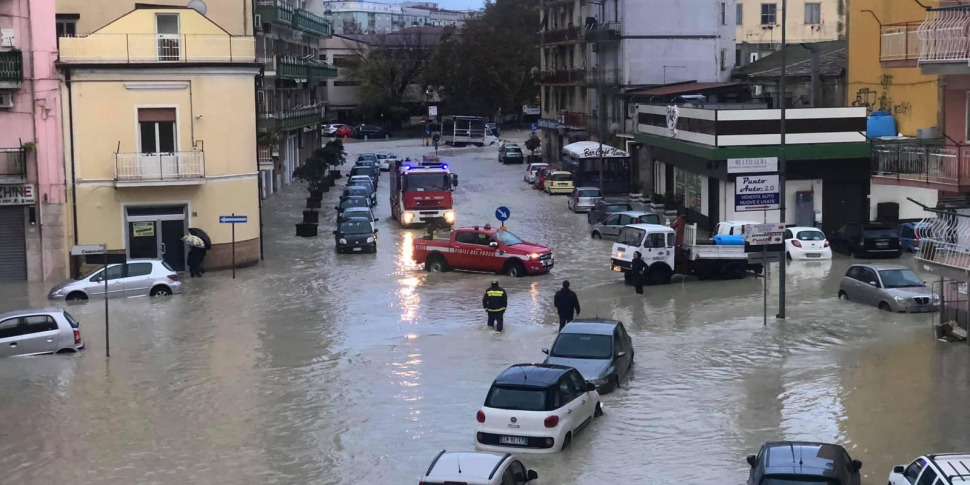 Nubifragio su Crotone città in ginocchio la gente in lacrime fa la