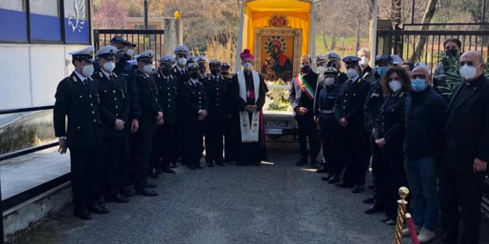 Cosenza L Icona Della Madonna Del Pilerio In Visita Al Comando Dei