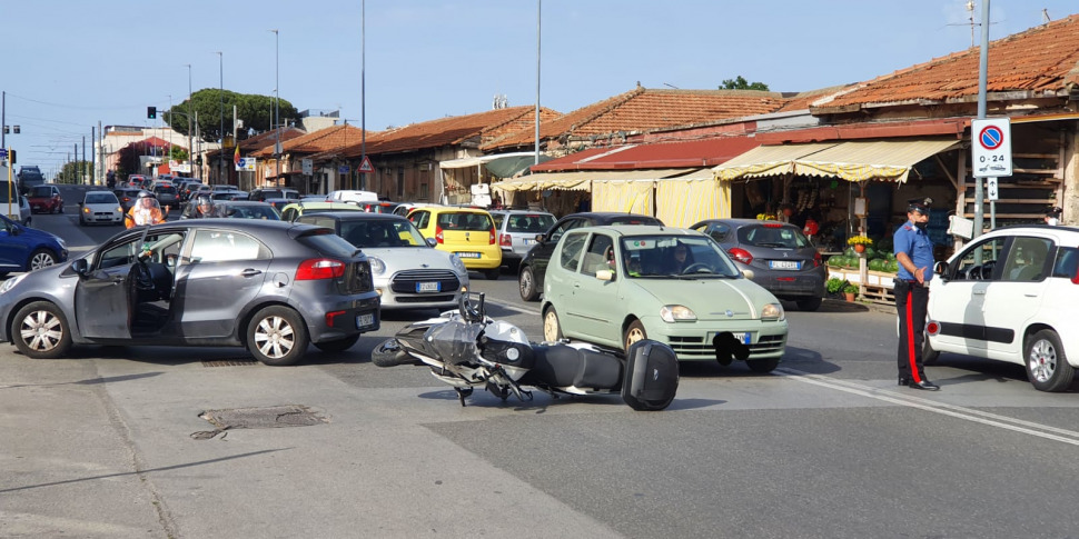 Messina Incidente Al Rione Taormina Scontro Auto Scooter Un Ferito