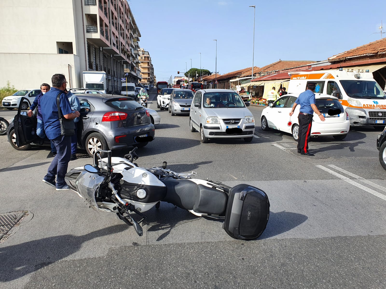 Messina Incidente Al Rione Taormina Scontro Auto Scooter Un Ferito