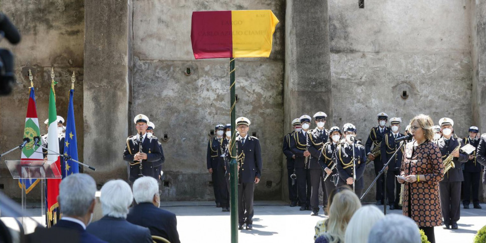 Roma Gaffe Sulla Targa Di Carlo Azeglio Ciampi Sbagliato Il Nome Del