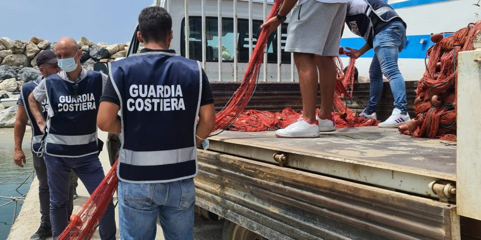 San Lucido Sequestrati Attrezzi Di Pesca Professionali Occultati