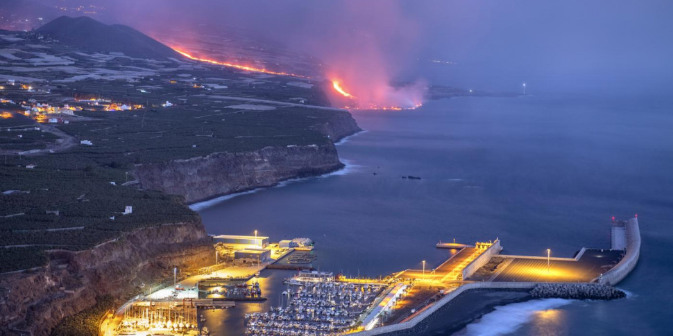 Paura Per L Eruzione Alle Canarie La Lava Fino Al Mare Persone