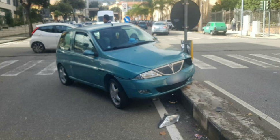 Messina Incidente Autonomo Sul Viale Boccetta Auto Sullo