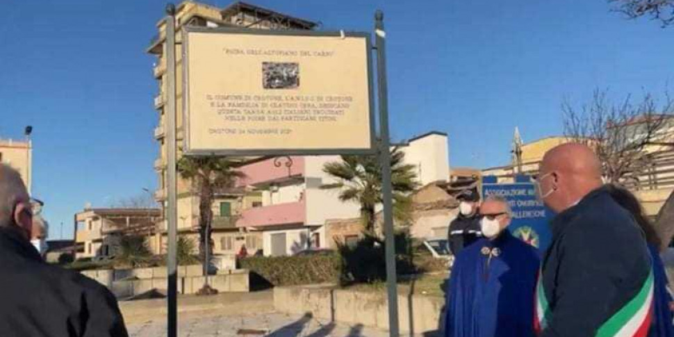 Crotone Una Targa Posta In Piazza Martiri Delle Foibe Ricorda La