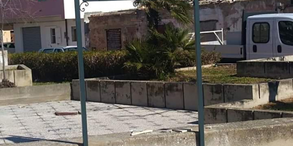 Crotone Danneggiata La Targa Appena Inaugurata Che Ricorda Le