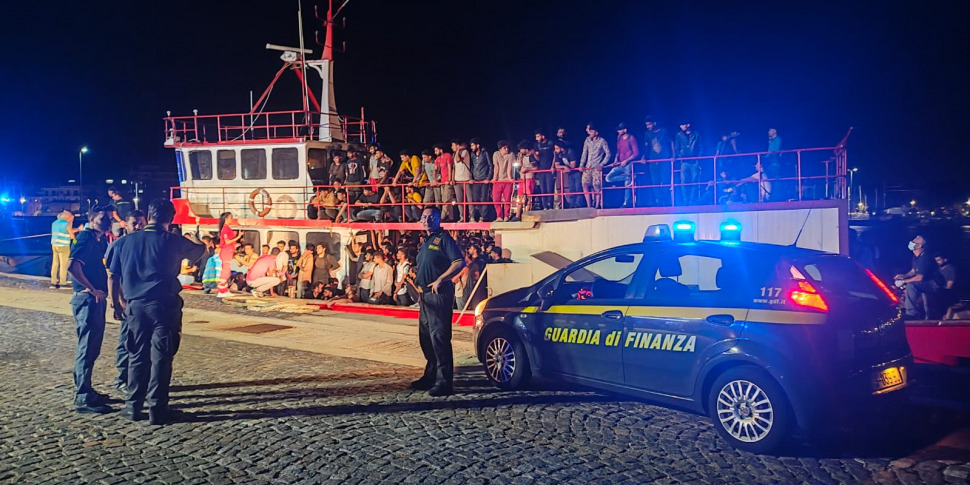 Sbarco Di Migranti Al Porto Di Crotone Tra Le Persone Bambini E