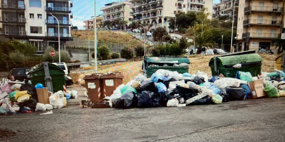 Corigliano Rossano Riecco I Rifiuti Davanti Ai Cassonetti Si