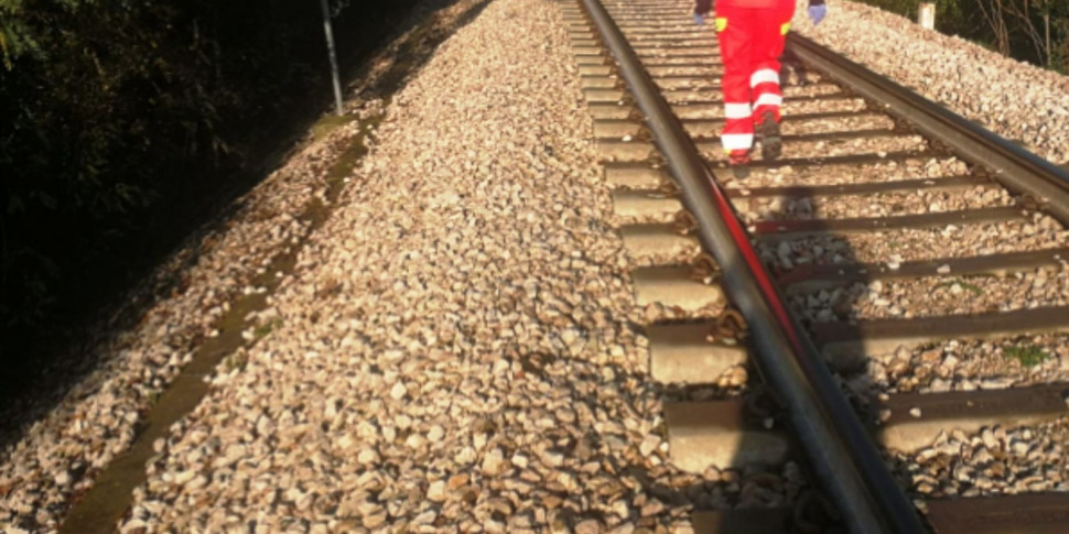 Grave Incidente Sulla Linea Ferroviaria Fra Trani E Bisceglie Donna In