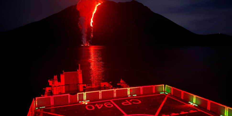 A Stromboli Prosegue L Eruzione La Lava Raggiunge Il Mare Le Foto