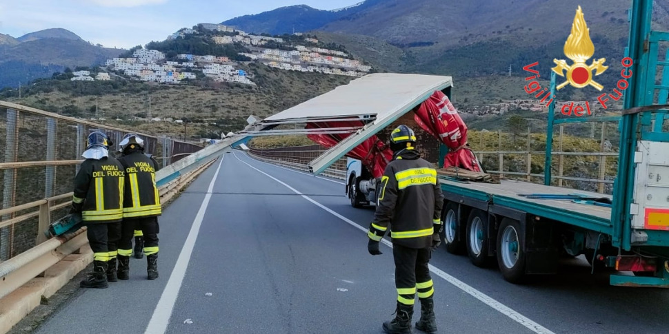 Statale 18 vento strappa il telone di un tir e crea disagi Viabilità