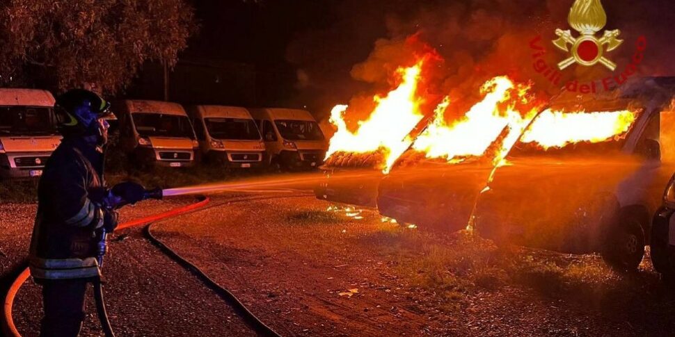 Rogo Nel Cortile Di Una Scuola A Roma Distrutti Dalle Fiamme