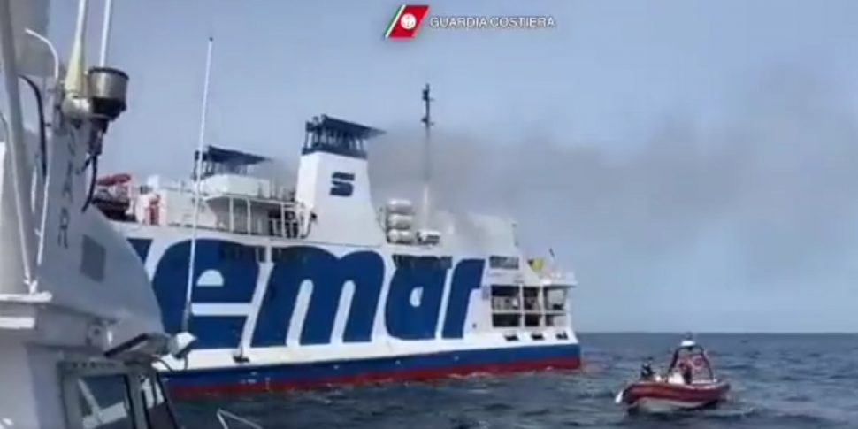 Incendio A Bordo Del Traghetto Alle Eolie Il Video Dei Soccorsi Ai