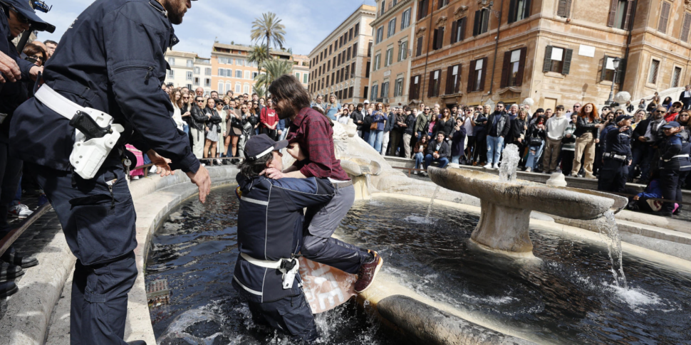 Blitz Di Ultima Generazione A Roma Carbone Liquido Nella Barcaccia