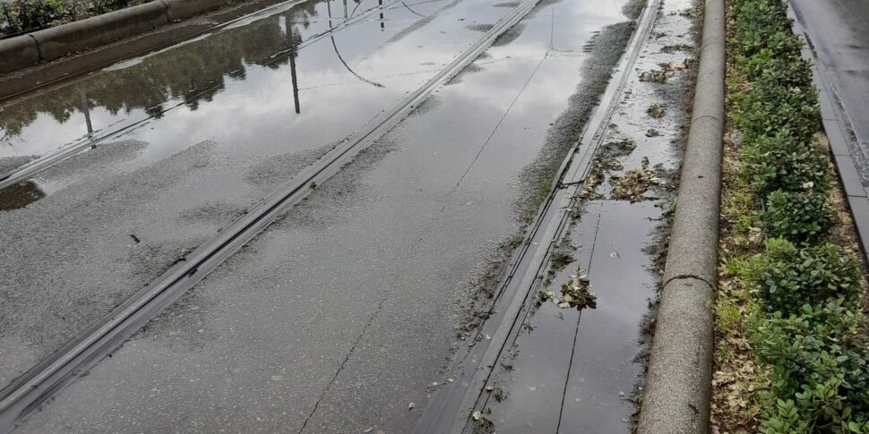 Fognature In Tilt A Messina Sul Viale Della Libert Un Torrente Di