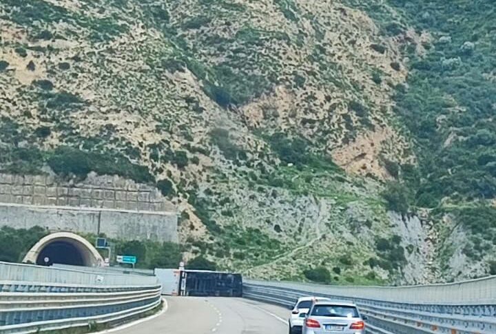 Paura Sulla A20 Messina Palermo Forti Venti Di Scirocco Camion Si