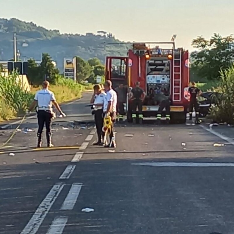 Pesaro Non Si Ferma All Alt E Travolge Un Auto Morta Una Enne