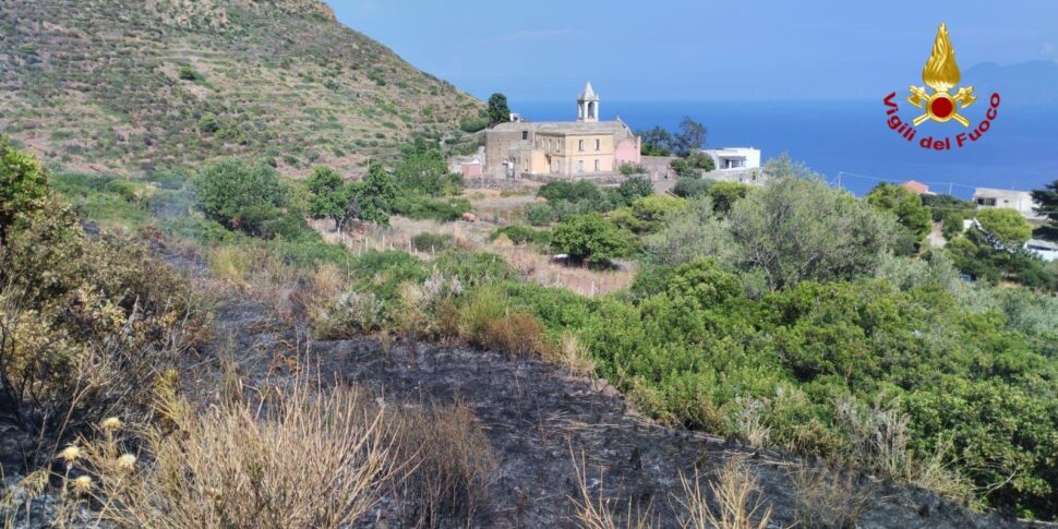 Incendio Di Macchia Mediterranea Nellisola Di Filicudi In Fiamme Tre