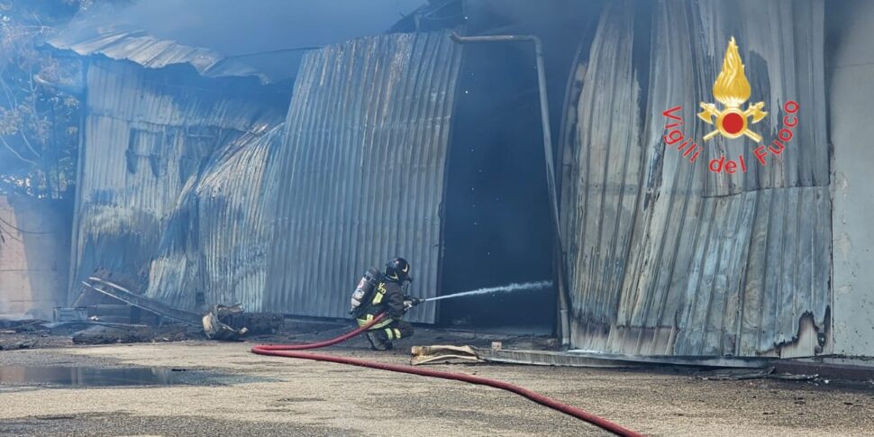 Crotone Incendio In Un Deposito Di Mezzi Agricoli 30 Vigili Del Fuoco