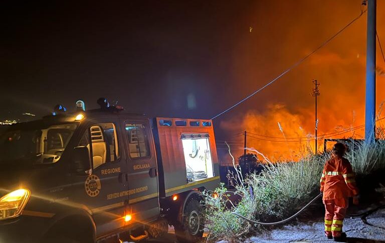 Giornata Di Fuoco Sulle Colline Di Messina Domato Dopo Ore L Incendio