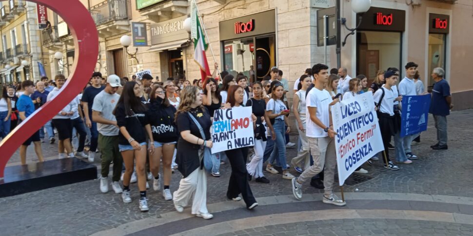 Dimensionamento Scolastico A Cosenza Scende In Piazza Il Liceo Fermi