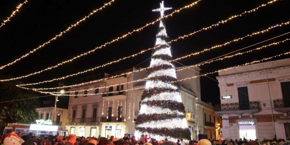 La Magia Del Natale A Reggio Acceso L Albero In Piazza Duomo Foto