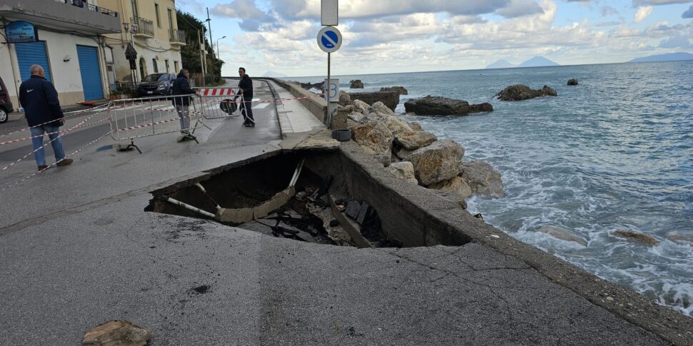 Capo D Orlando Cede Asfalto E Si Apre Una Voragine Sul Lungomare Di