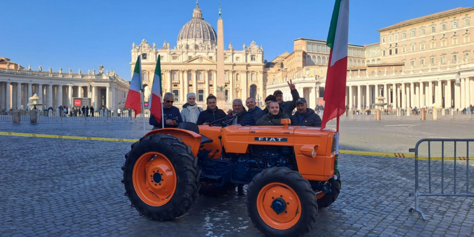 Trattori In Piazza San Pietro Per L Angelus Del Papa E Da Sanremo