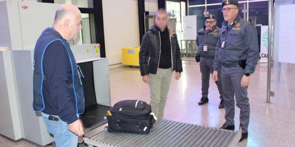 Aeroporto Di Lamezia Fiumi Di Denaro Contante Intercettati Nel