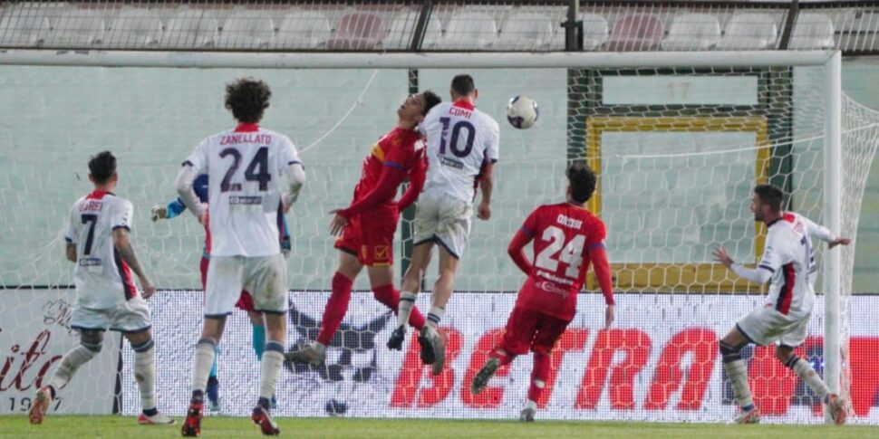 Messina Beffato Dal Crotone Comi Gela I Giallorossi Dopo Il Gol