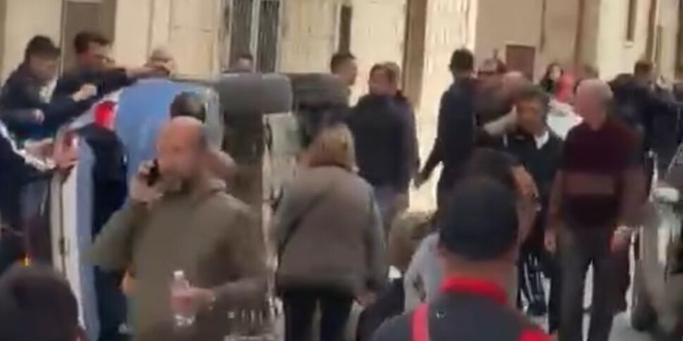 Foggia Come Reggio Calabria Auto Della Polizia Si Ribalta Durante Un