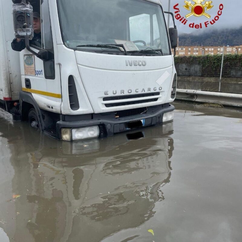 Pioggia E Allagamenti A Palermo I Pompieri In Canotto Per Strada