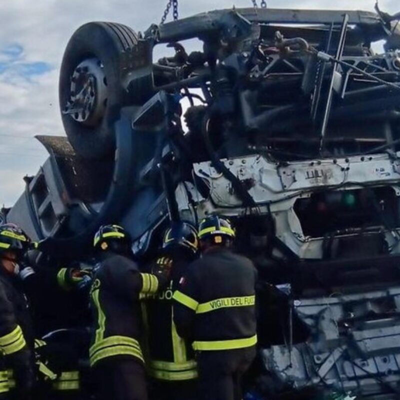 Tragedia A Piacenza Camion Con Fusti Di Acido Travolge Auto In