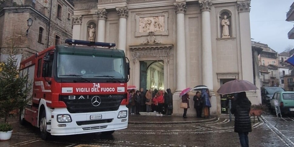 Curinga I Vigili Del Fuoco Depongono Una Corona Di Fiori Ai Piedi