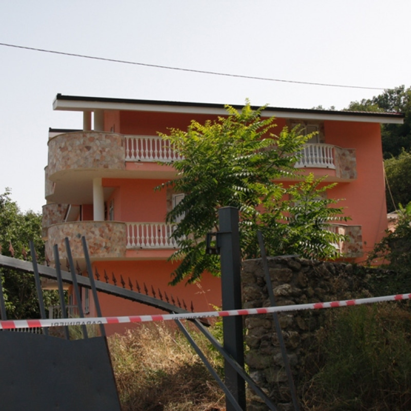 Il cancello divelto da una bomba alla villa dei Cappello a Lamezia Terme