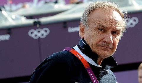 Paura a Roma, l'ex presidente del Coni Petrucci finisce in un … Paura a Roma, l'ex presidente del Coni Petrucci finisce in un …