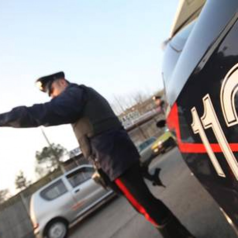 Ruba auto e fugge, inseguito e preso dai carabinieri