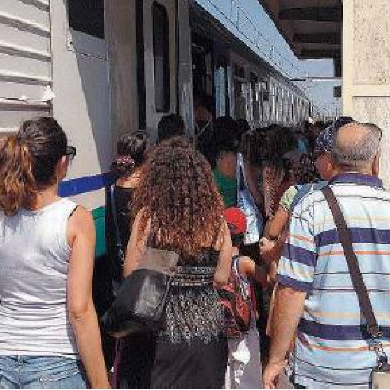 Treno Reggio-Roma bloccato con 400 persone a bordo