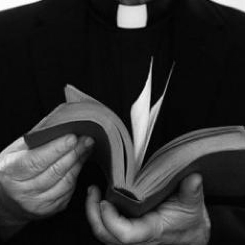 Messaggi hot ai parrocchiani, rimosso sacerdote