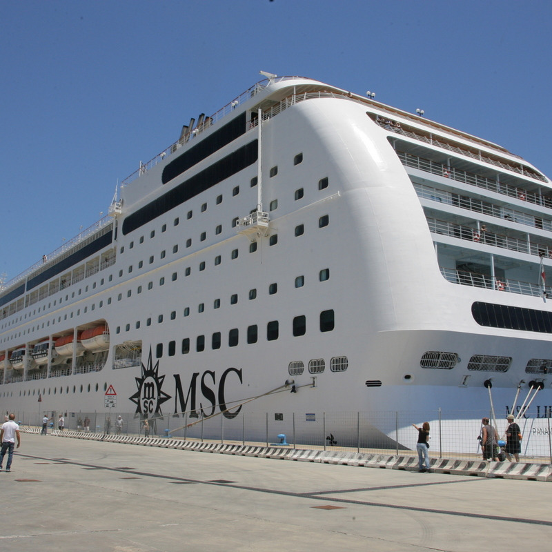 La Msc Lirica nel porto storico di Messina
