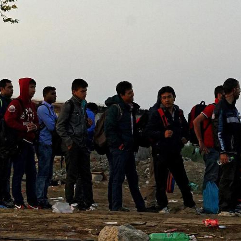 60 migranti a piedi scalzi in corteo