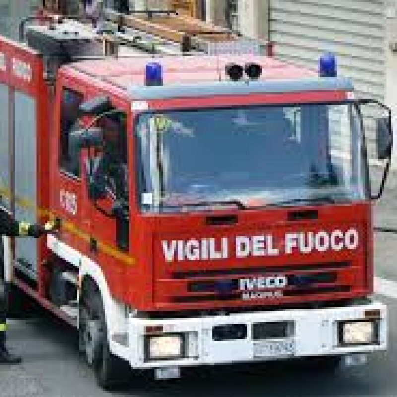 In fiamme autodi un insegnante