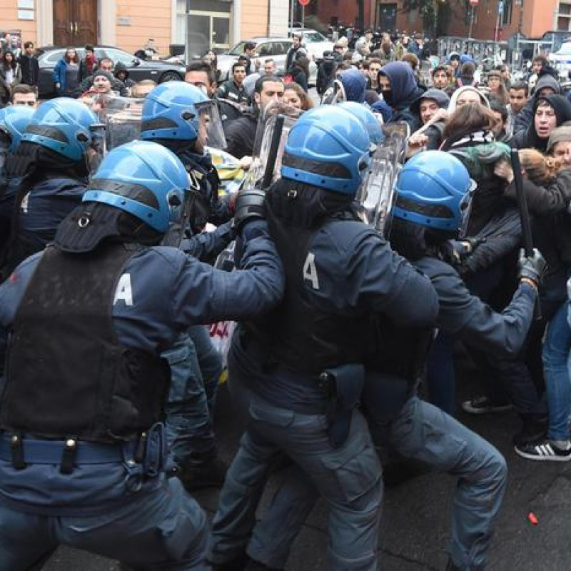 Bologna: tafferugli con cariche della polizia