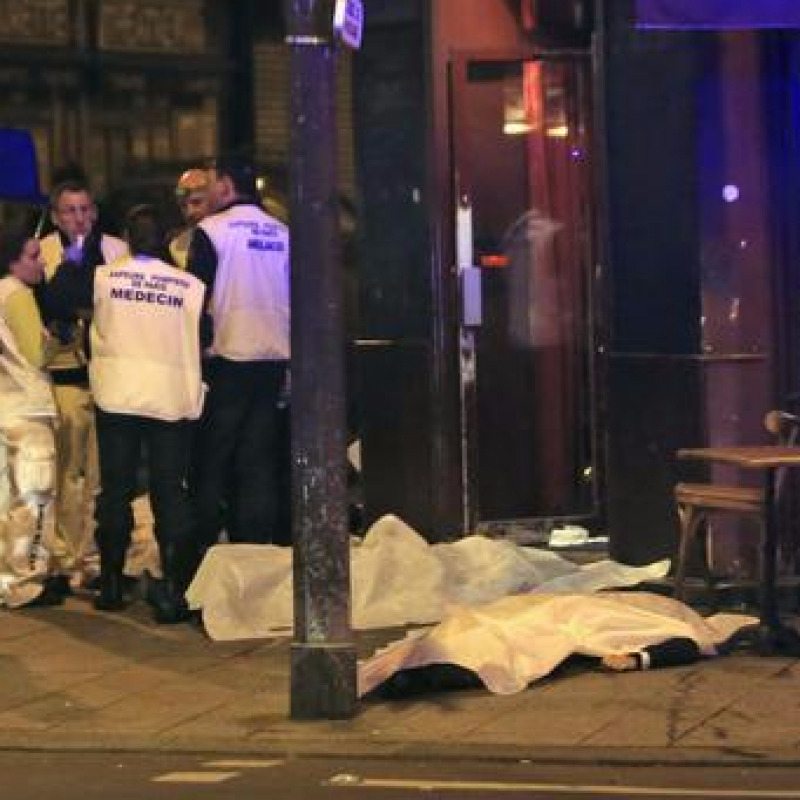 Parigi, terza sparatoria in centro, almeno 18 morti
