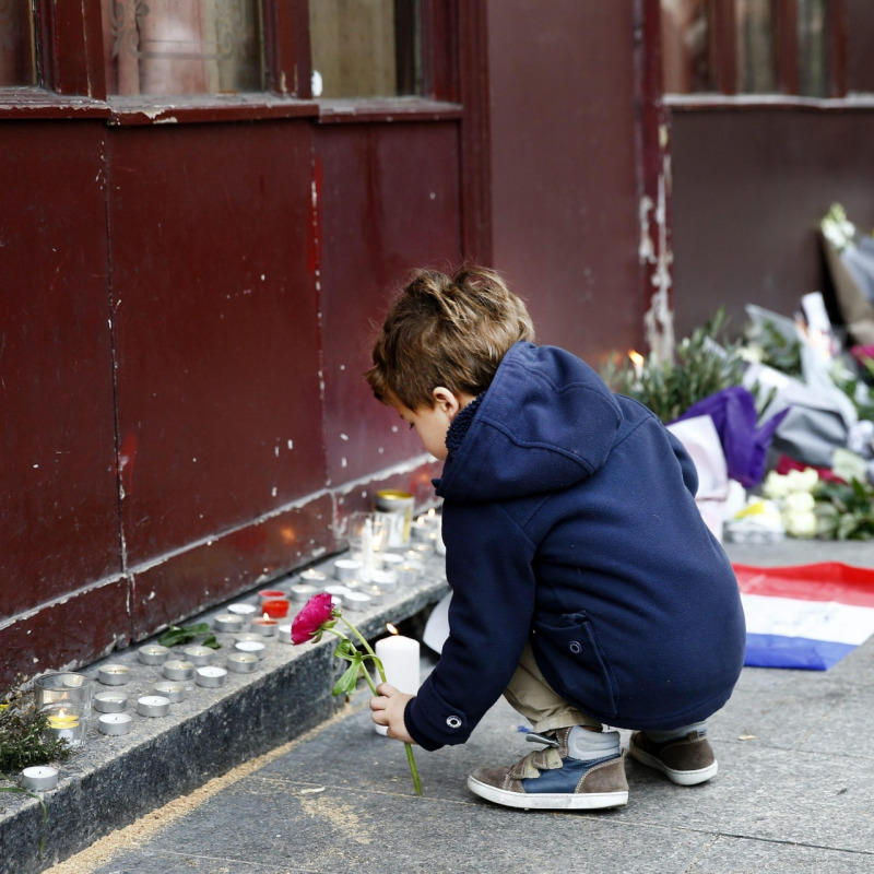 Parigi, 128 vittimeUn'italiana irrintracciabile